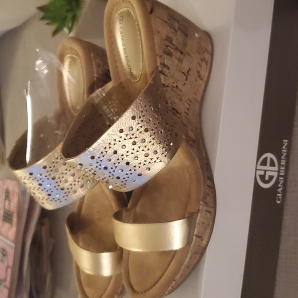 Giani Bernani Pryiaoro gold cork wedge sandals NIB - Picture 4 of 7